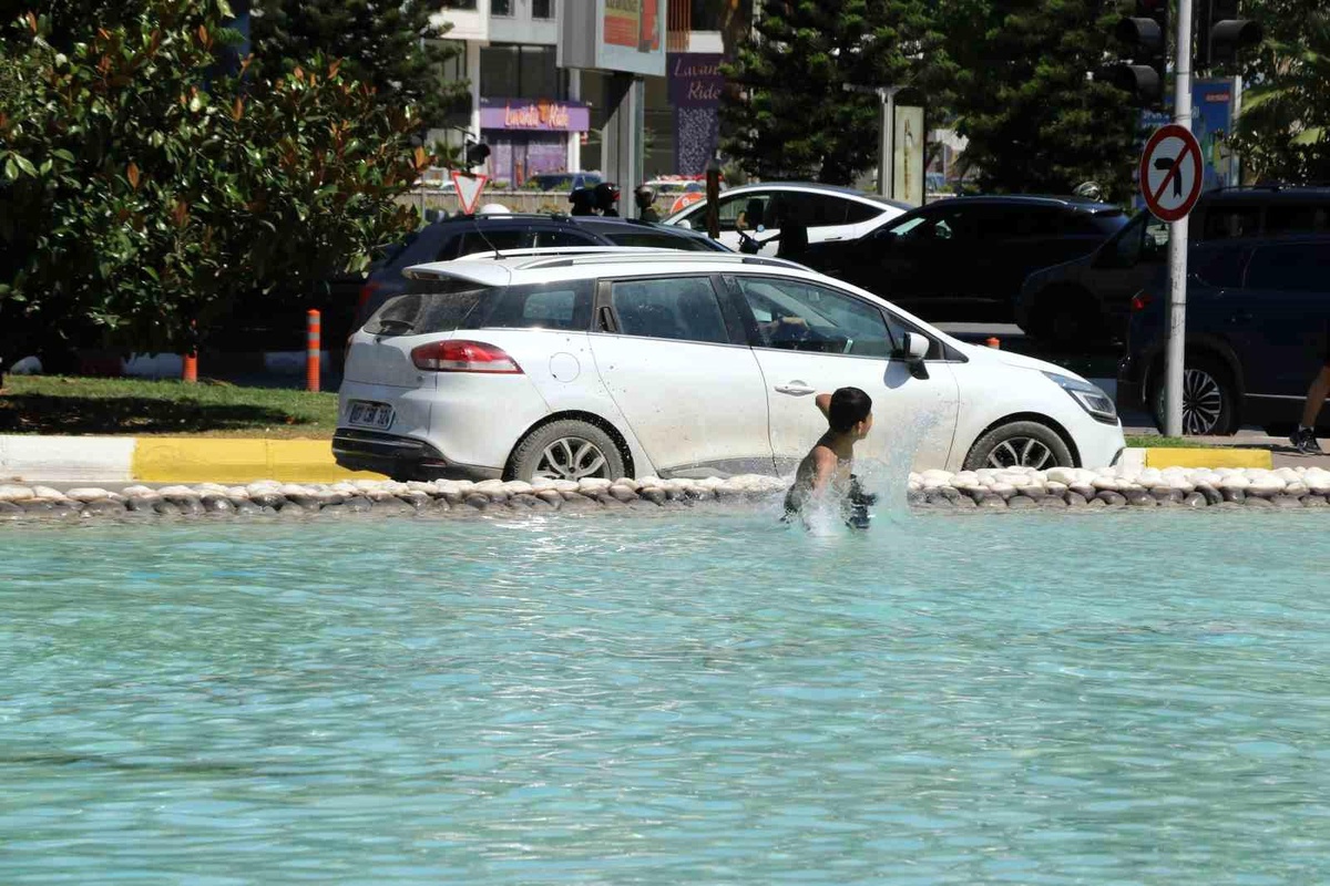 Antalya\'da Çocuklar Süs Havuzunda Serinledi