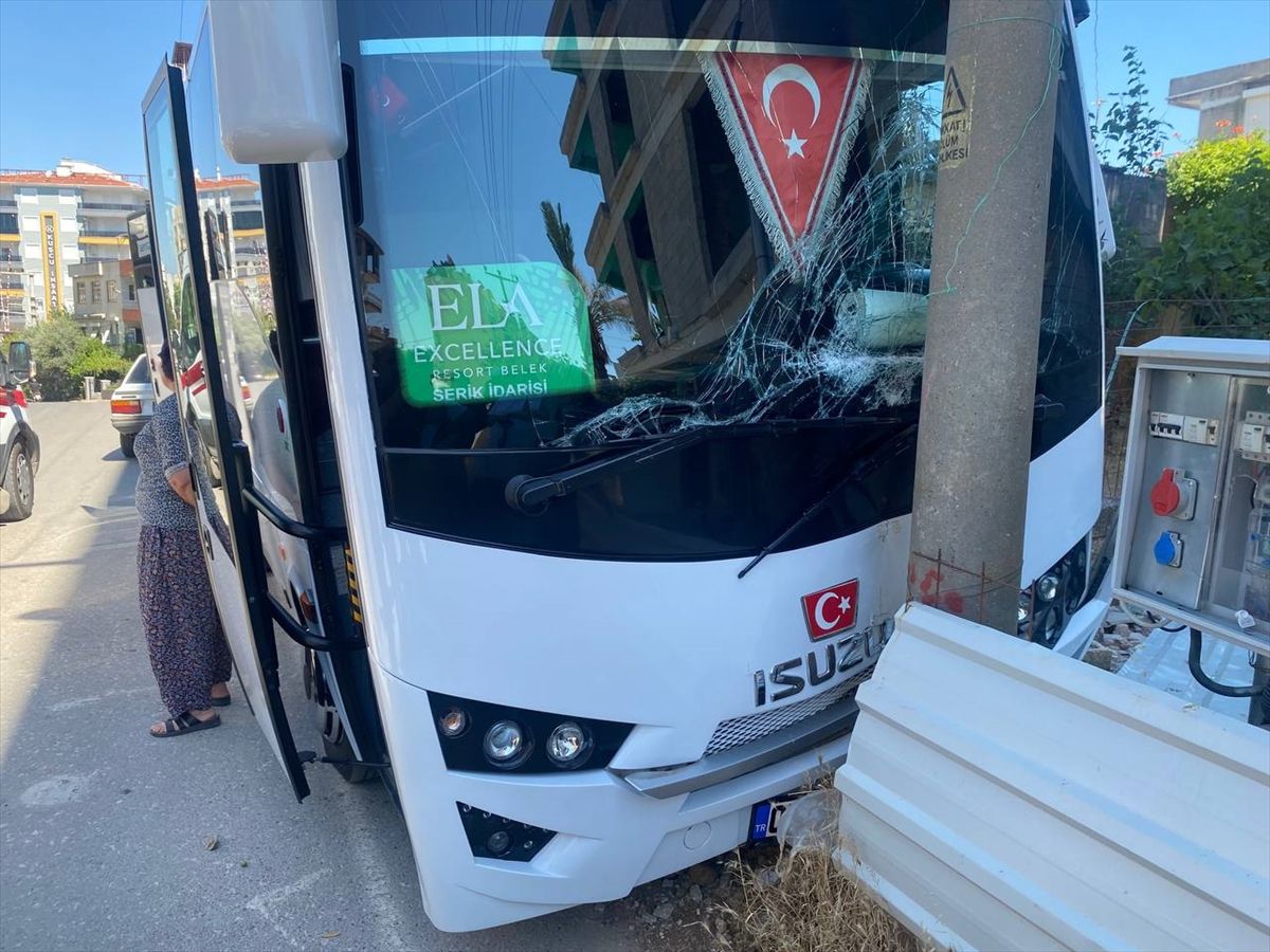Antalya\'da Midibüs Kazasında Sürücü Ağır Yaralandı