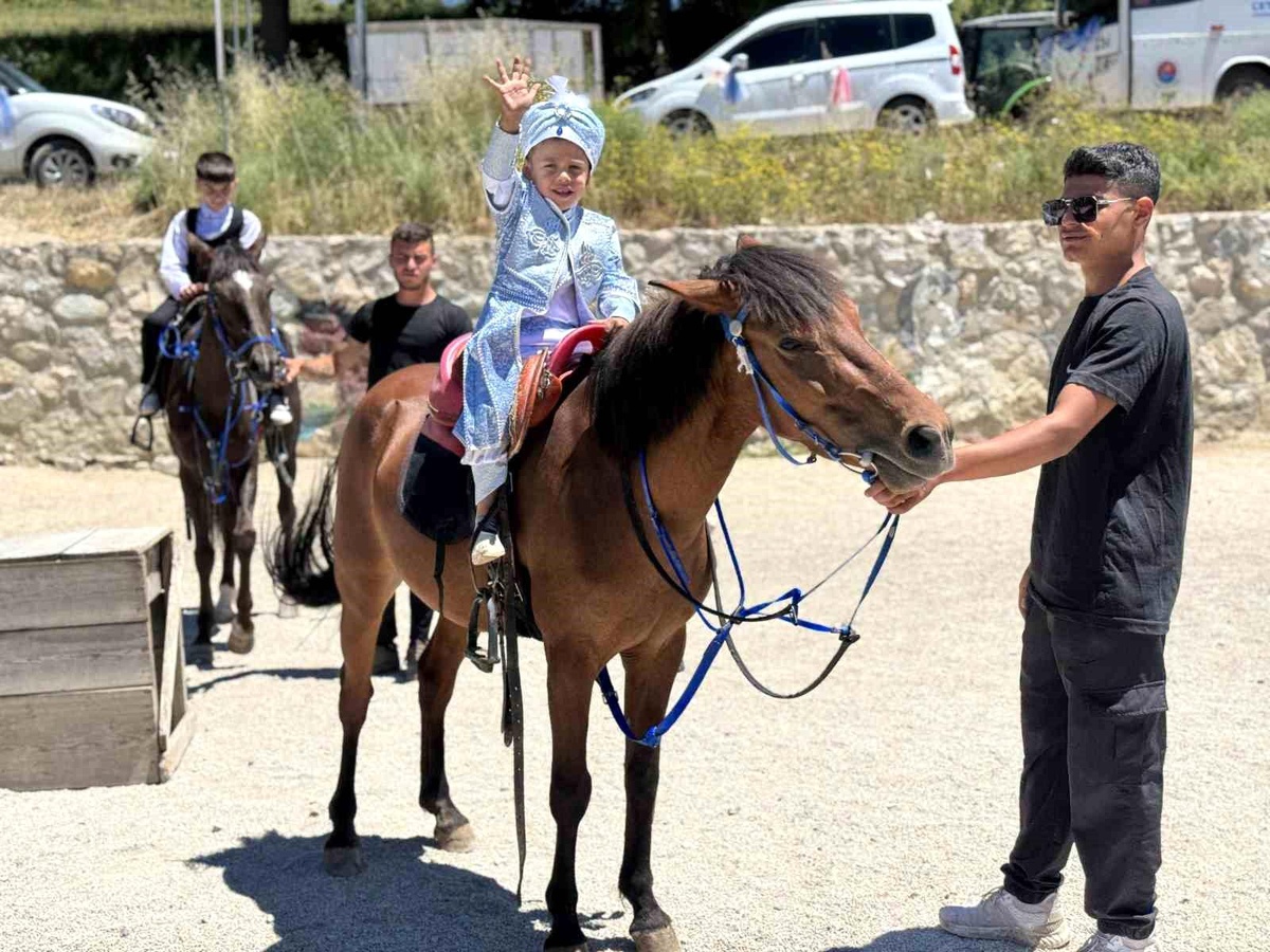 Ata binip oyunlar oynayarak unutulmaz bir gün yaşadılar
