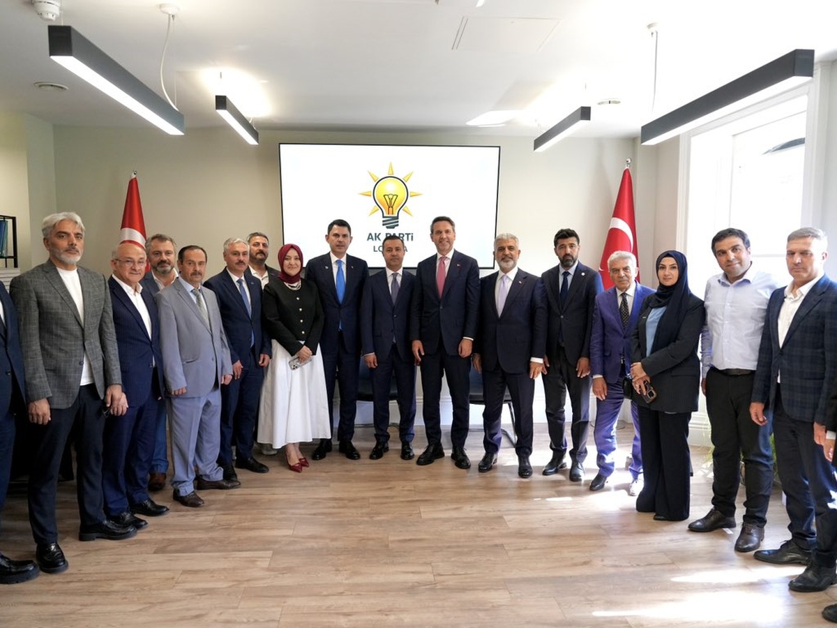 Bakanlar Londra\'da AK Parti Teşkilatıyla Buluştu
