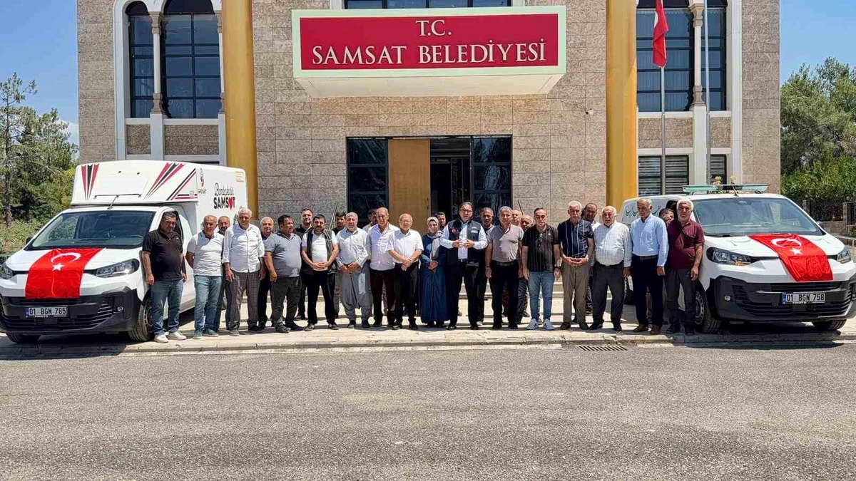 Başkan Fırat, iki aracı şahsi bütçesi ile alarak belediyeye hibe etti