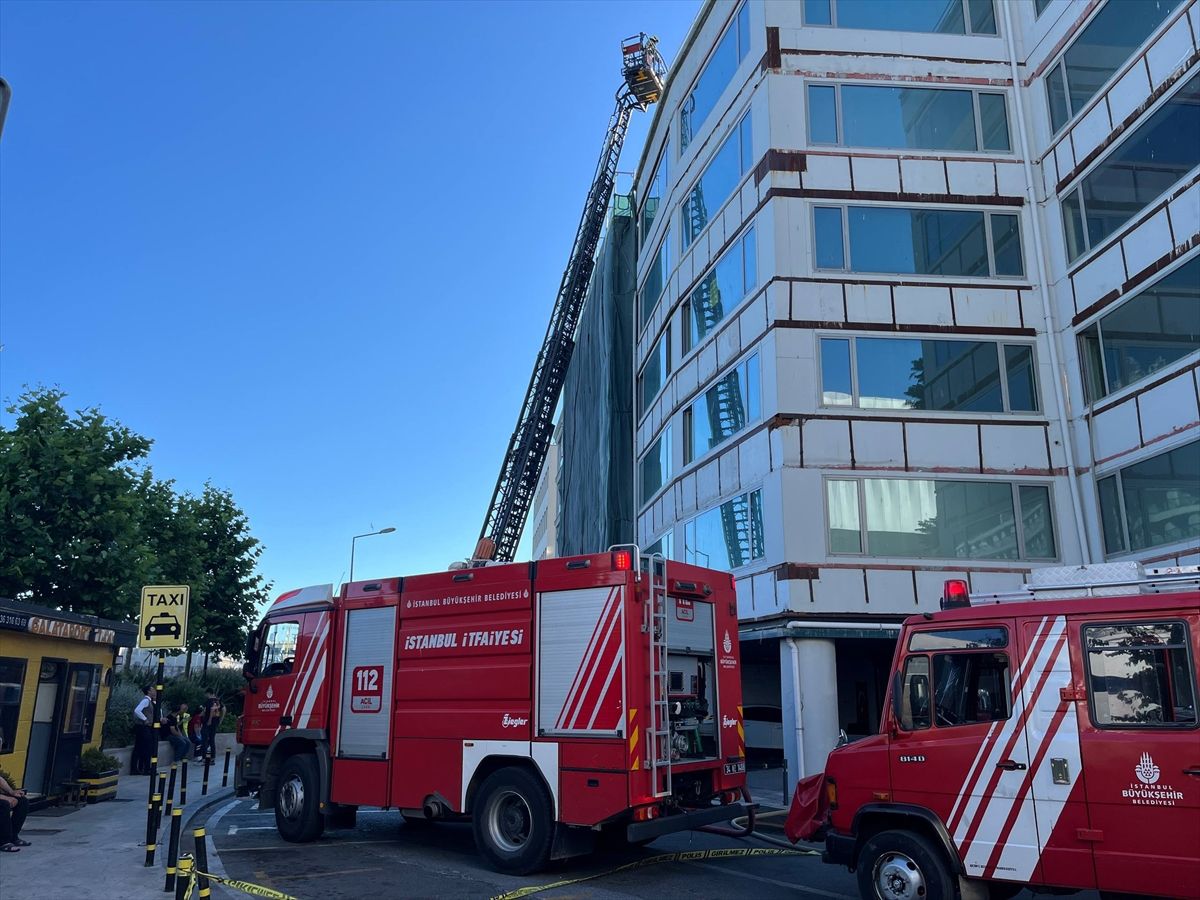 Beyoğlu\'nda 6 Katlı Binada Yangın