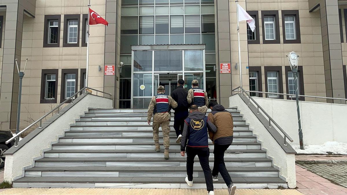 Bitlis\'te Göçmen Kaçakçılığı Operasyonu