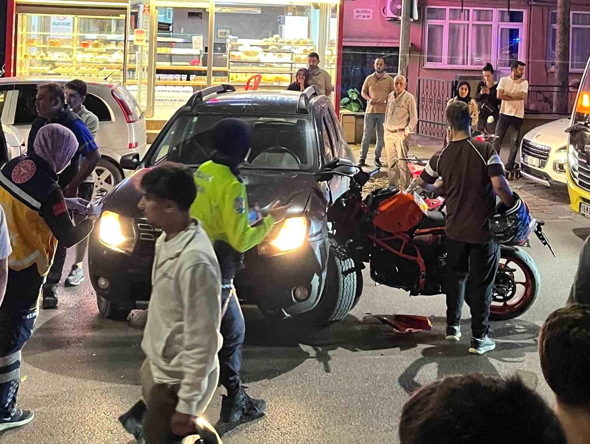 İnegöl\'de Motosiklet Otomobile Çarptı