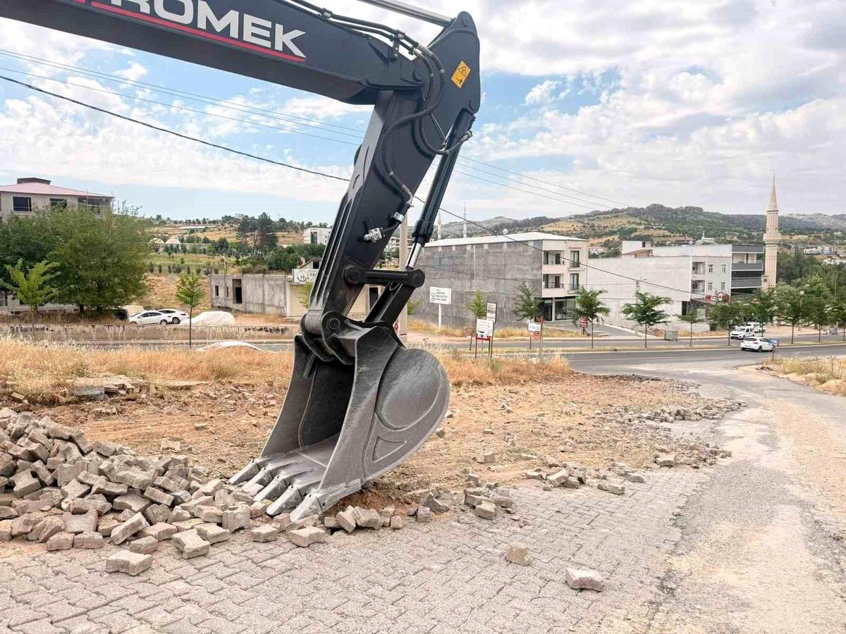 Çermik\'te yol yapımı gecikti başkan özür diledi