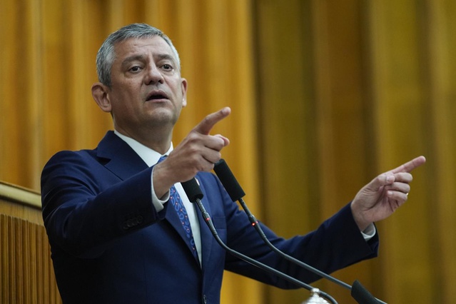 “CHP fiilen kapanmıştır” diyen Özel yeni parti sinyali verdi