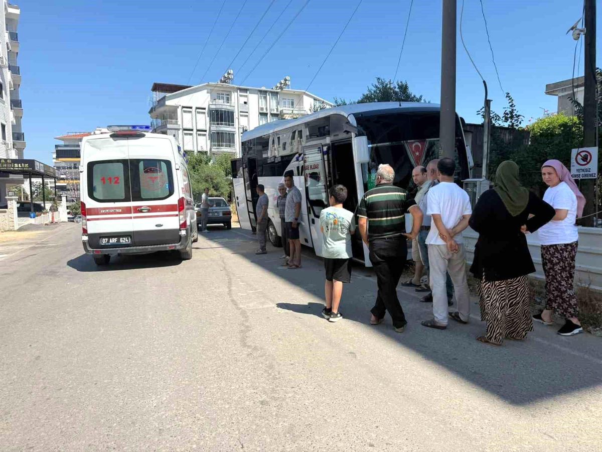 Antalya\'da Servis Midibüsü Elektrik Direğine Çarptı