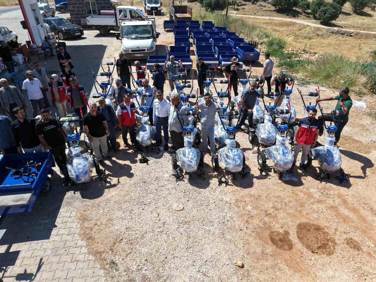 Diyarbakır\'da çiftçilere tarım aletleri dağıtıldı