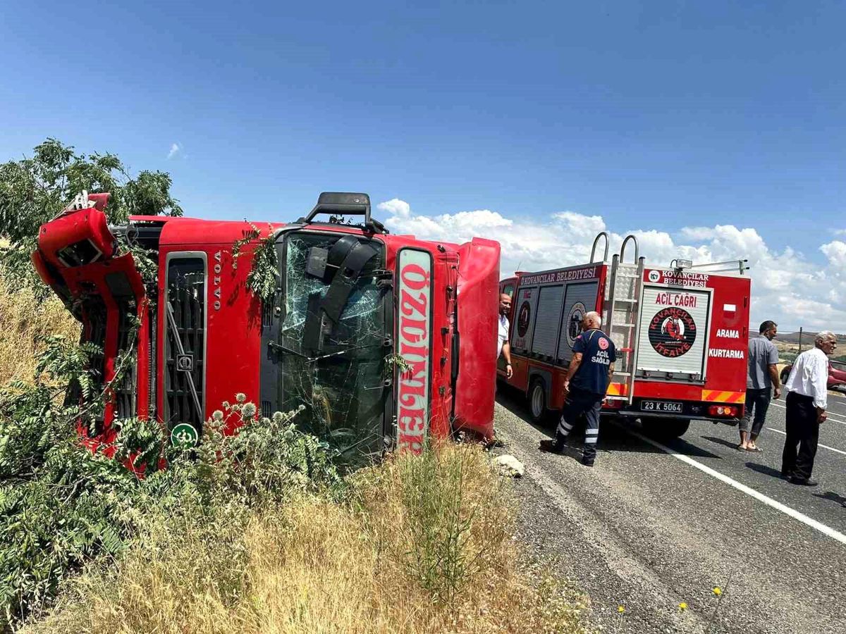 Elazığ\'da Tır Devrildi, Sürücü Yaralandı