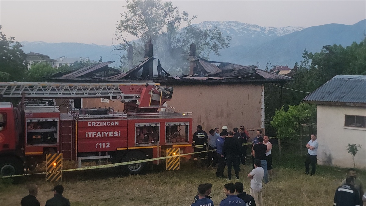 Erzincan\'da Yangın: Emekli Öğretmen Hayatını Kaybetti