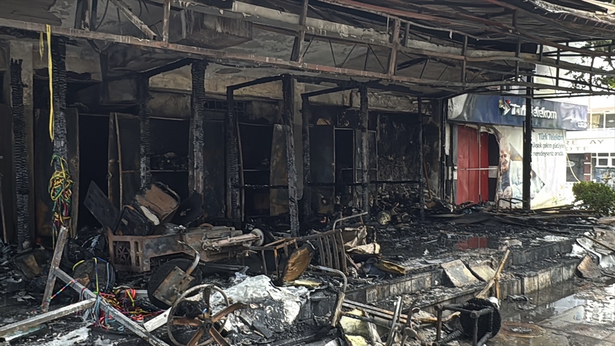 İskenderun\'da Yangın: 10 İş Yeri Zarar Gördü