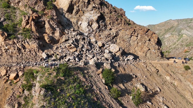 Oltu’da Yol Heyelanla Kapandı