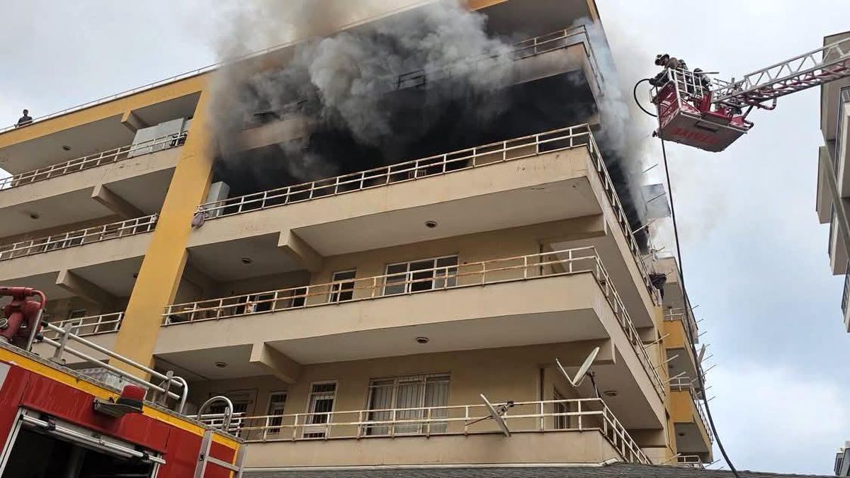 İskenderun\'da apartman dairesinden alevler yükseldi