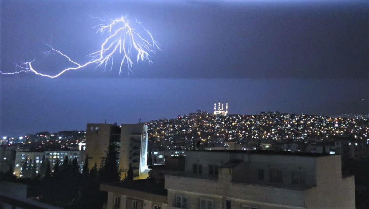 Kahramanmaraş\'ta tarlada yıldırım isabet eden kişi ağır yaralandı
