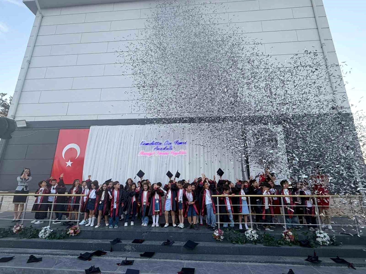 Minik Öğrencilerin İlk Mezuniyeti Coşkuyla Kutlandı