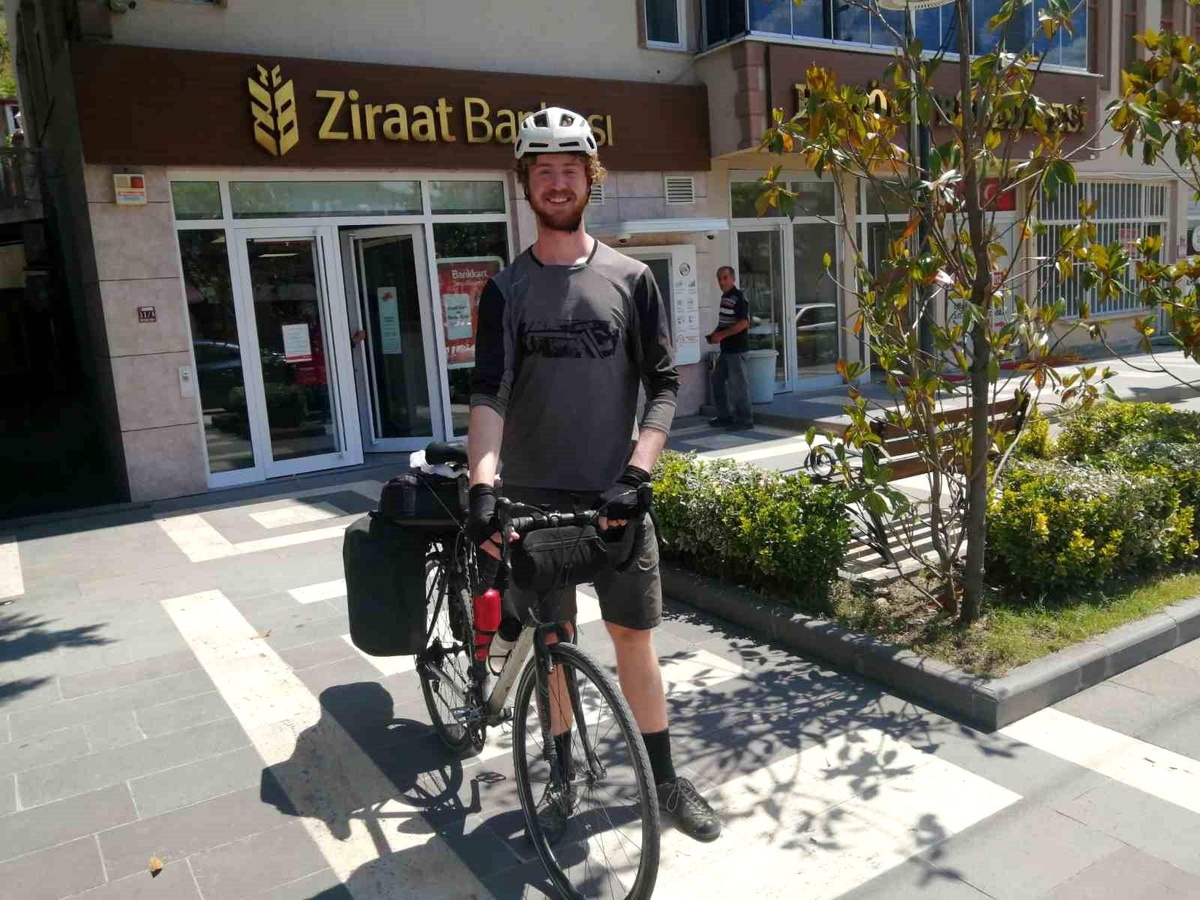 Kız arkadaşından ayrılınca dünya turuna çıkan genç gezgin bir yılda 8 bin kilometre pedal çevirdi