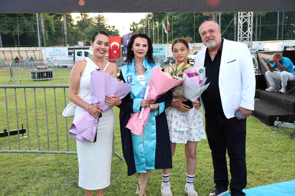 Çifte Kutlama: Anne Mezuniyet, Kız Kanseri Yendi