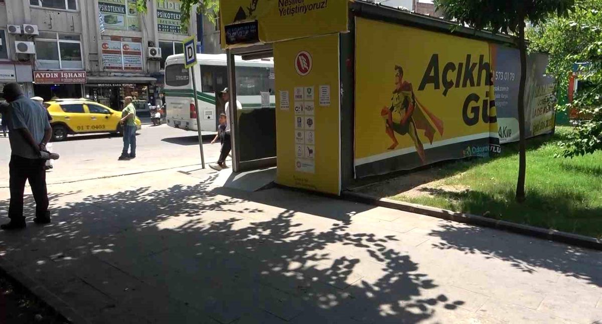 Klimalı duraklar devre dışı bırakıldı, vatandaş gölgeye sığındı