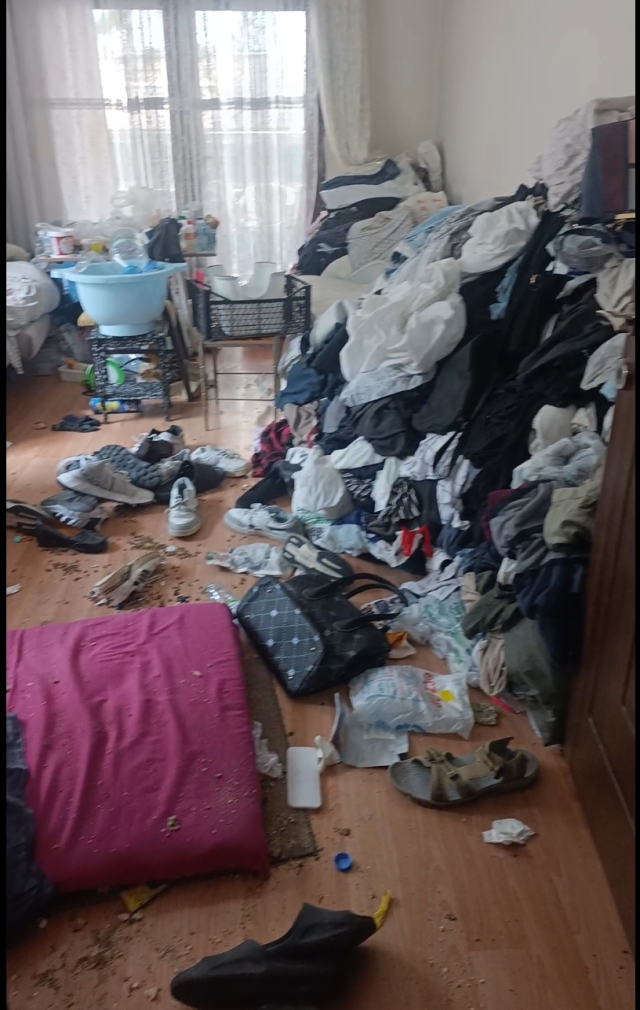Mahalleyi canından bezdiren kokunun altından çöp ev çıktı, ekipler saatlerce temizledi