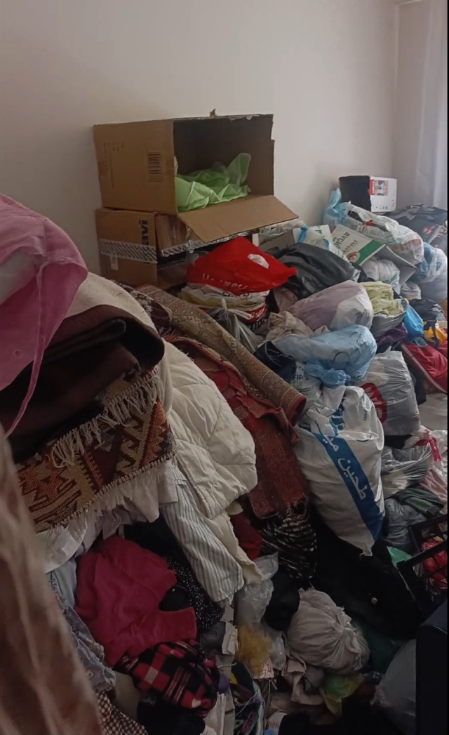 Mahalleyi canından bezdiren kokunun altından çöp ev çıktı, ekipler saatlerce temizledi