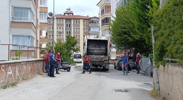Mahalleyi canından bezdiren kokunun altından çöp ev çıktı, ekipler saatlerce temizledi