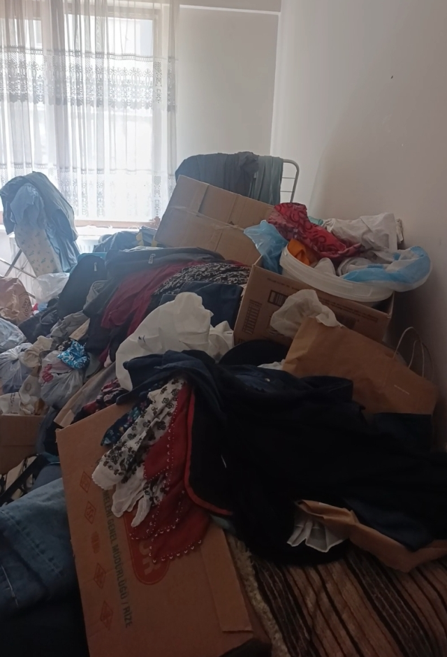 Mahalleyi canından bezdiren kokunun altından çöp ev çıktı, ekipler saatlerce temizledi