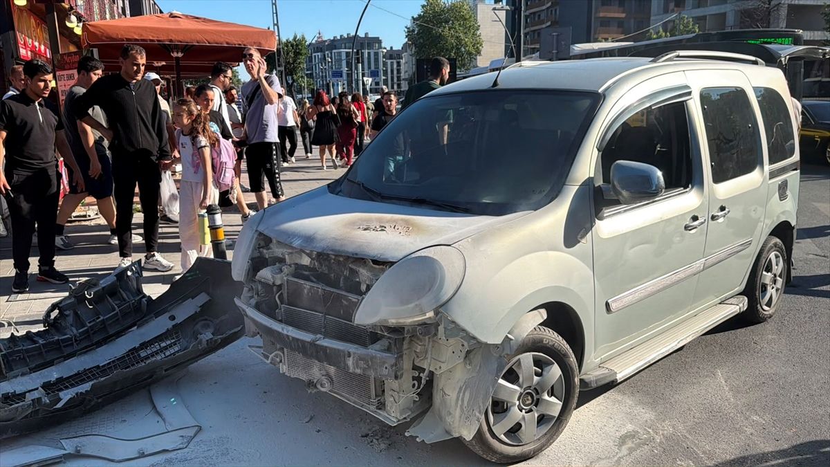 Küçükçekmece\'de Araç Yangını Motokuryenin Müdahalesiyle Söndürüldü