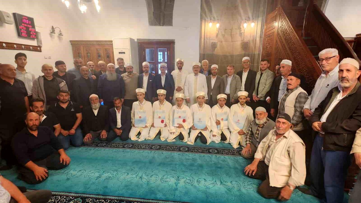 Kur\'an bülbülleri hafızlık belgelerini tarihi Bakırcı Camii\'nde aldı