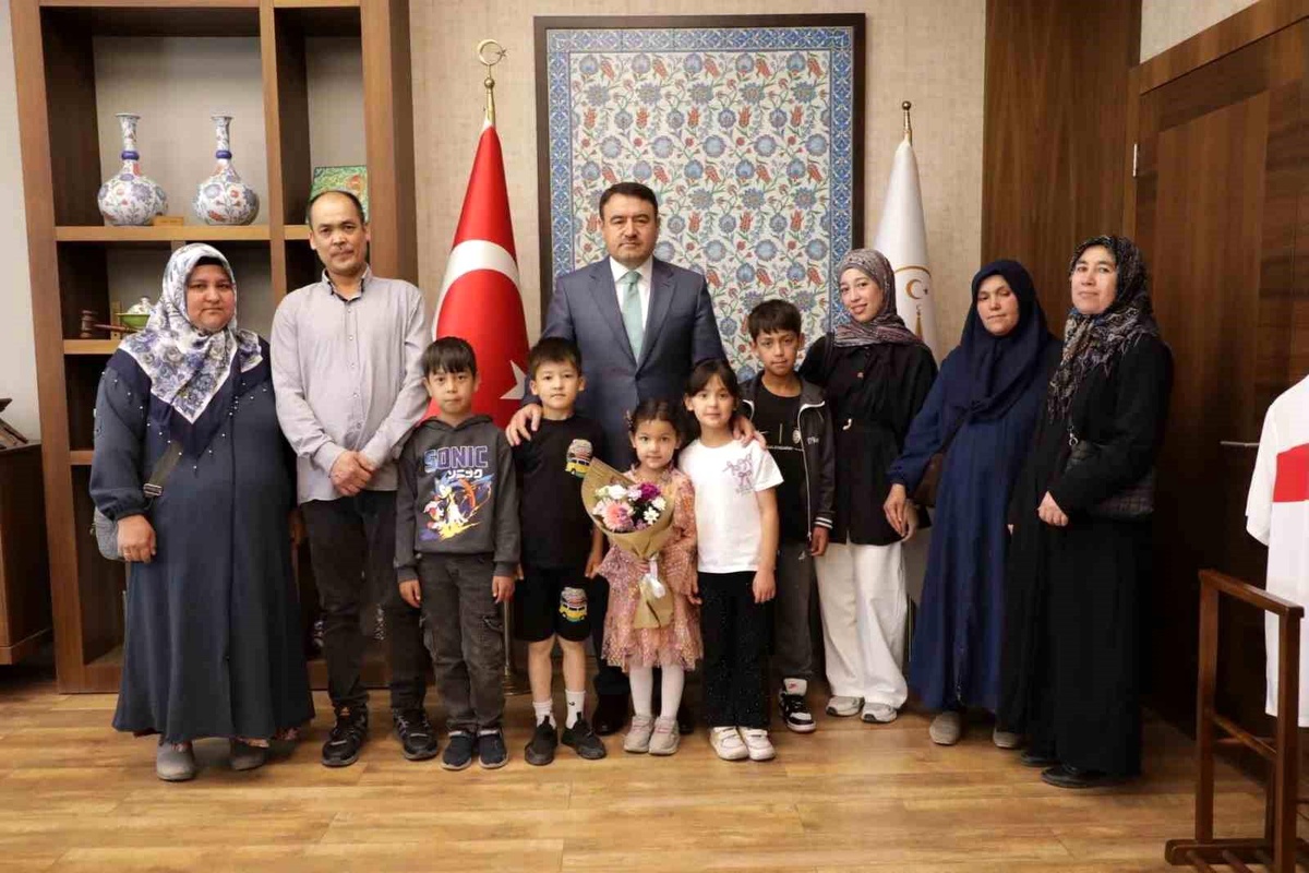 Türkmen kardeşlerin şehit mezarlarına gösterdiği vefa Vali\'den takdir aldı