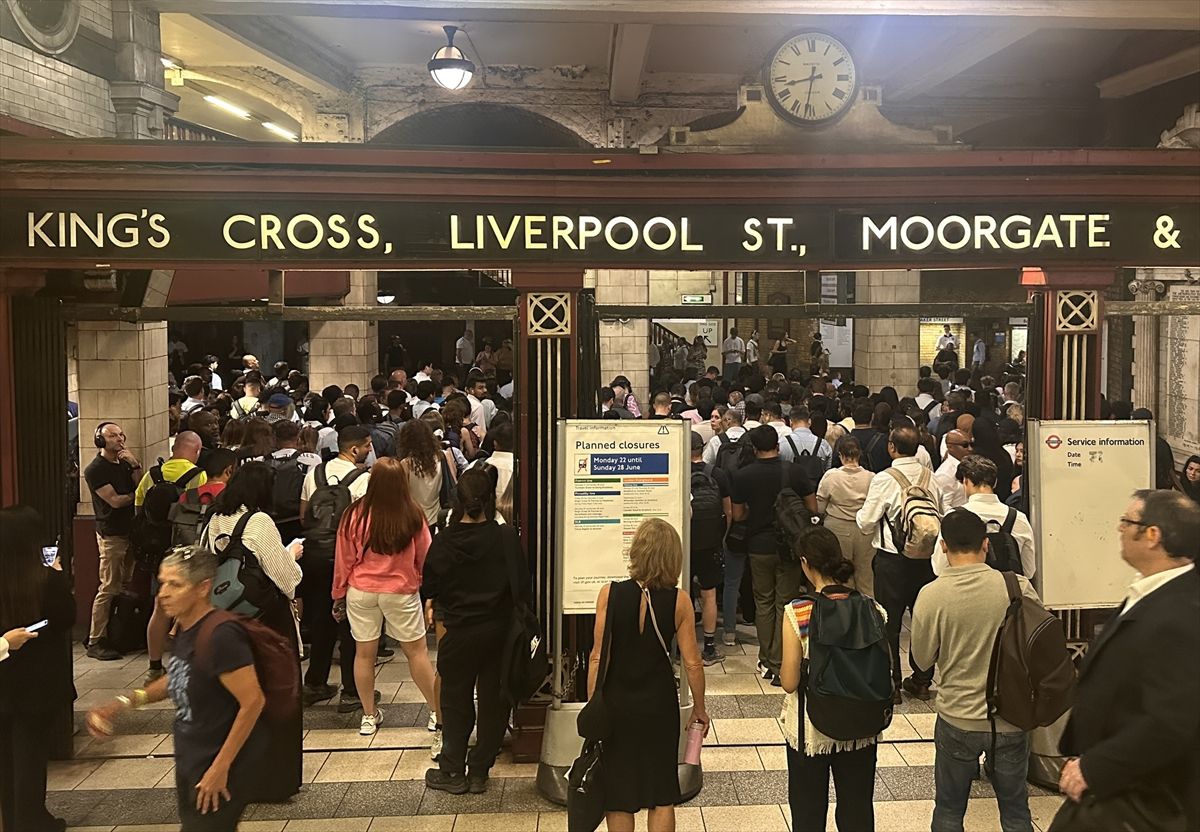 Londra\'da Sıcak Hava ve Şiddetli Yağış Aksaklık Yarattı
