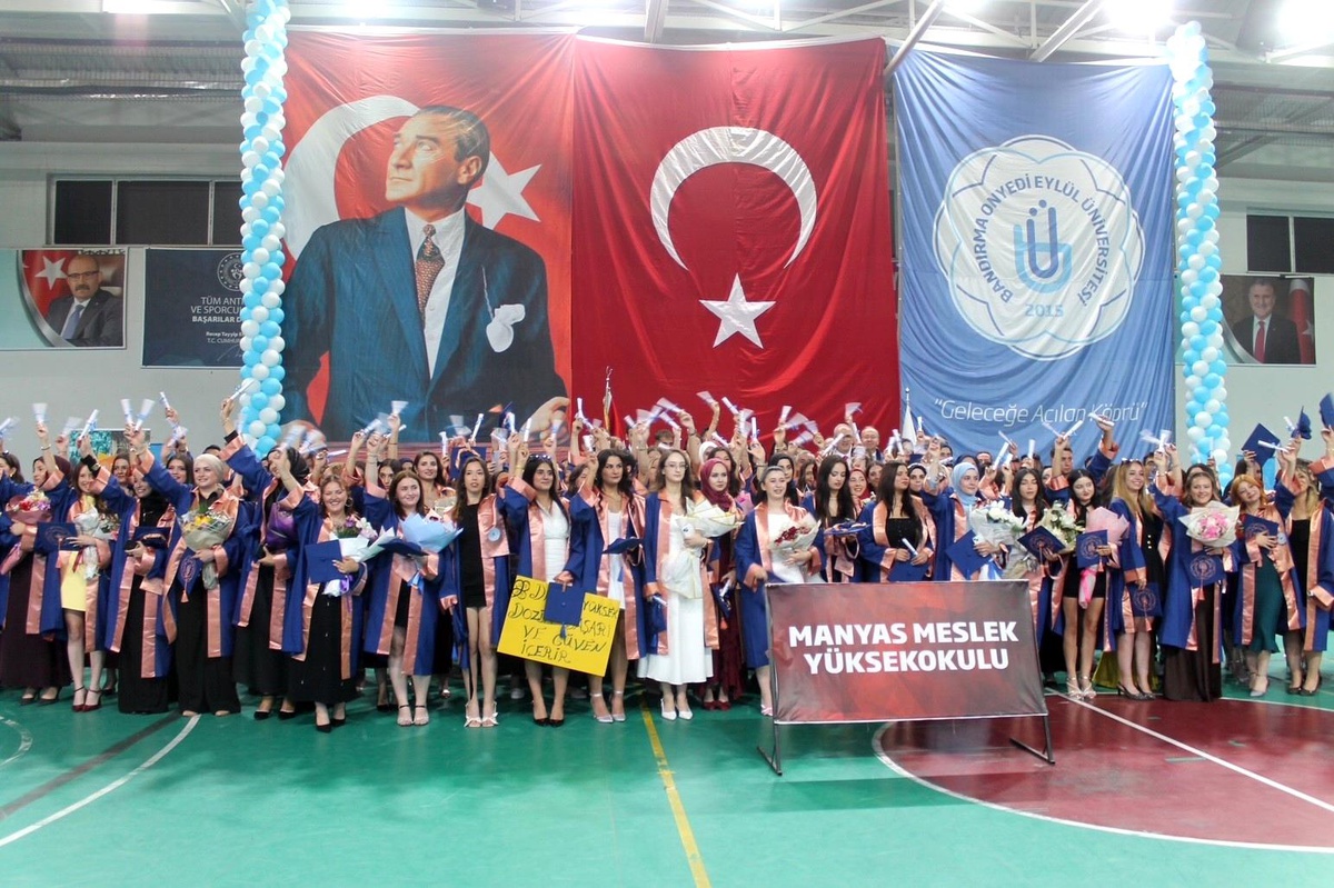 Manyas MYO\'da mezuniyet coşkusu