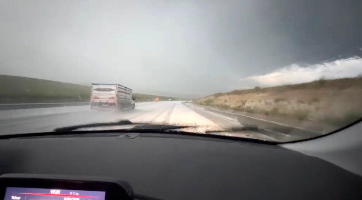 Kars\'ta Dolu Yağışı Sürücüleri Zorladı