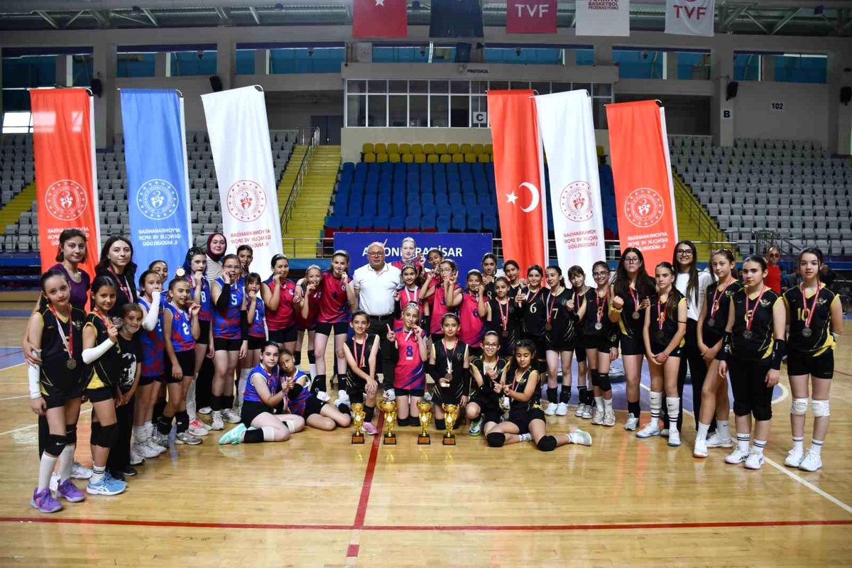 Mini Kızlar Voleybol Müsabakaları Tamamlandı