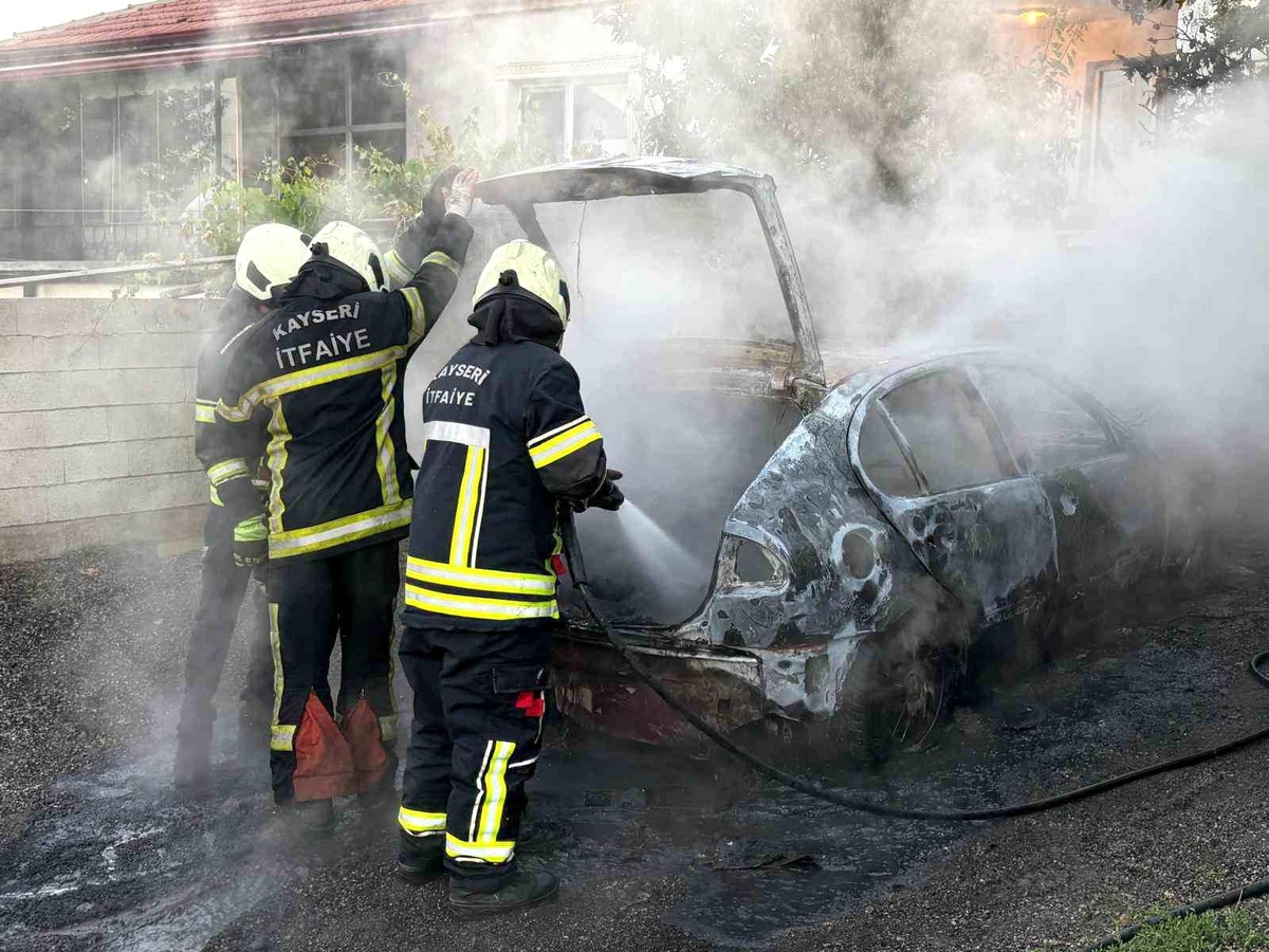 Kayseri\'de Oto Yangını Kontrol Altına Alındı