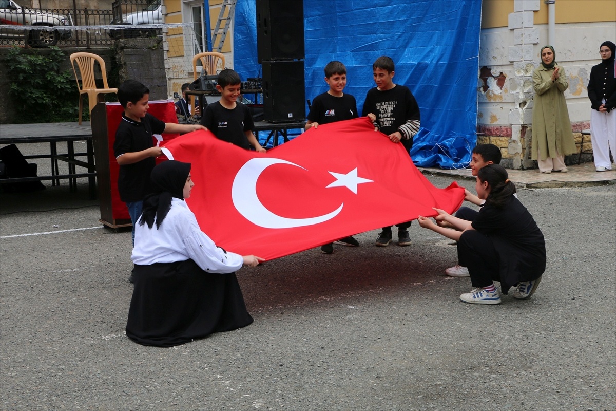 Cumapazarı Okulunda Yıl Sonu Şenliği