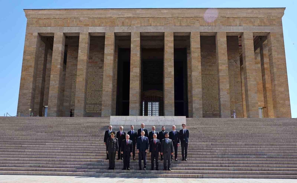 Polonyalı lider Ankara\'da Anıtkabir\'i ziyaret etti