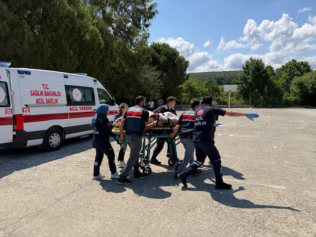 Alaçam’da Traktör Dereye Devrildi