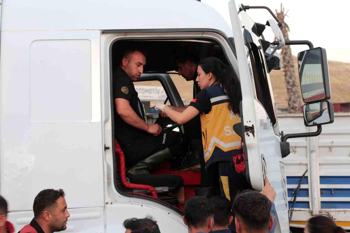 Cizre\'de Tır Çarpışması: 2 Yaralı