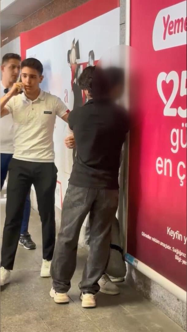 Şişli’de metrobüs istasyonunda gizlice kadın fotoğrafı çeken şüpheliye vatandaş müdahale etti
