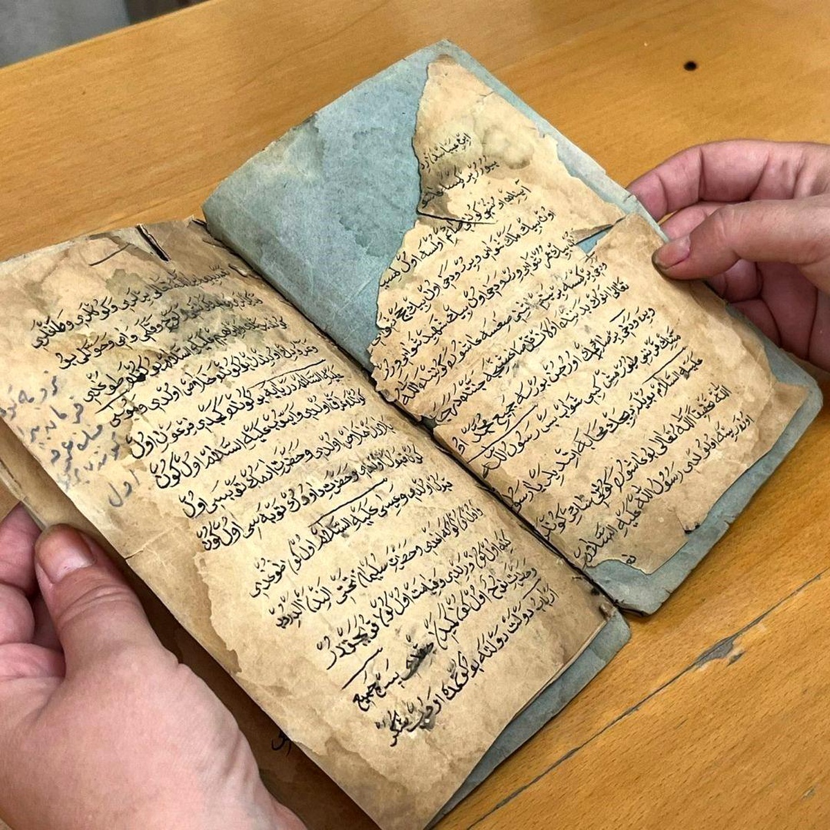 Ege Üniversitesi\'nde Nadir El Yazmaları Dijitalleşiyor