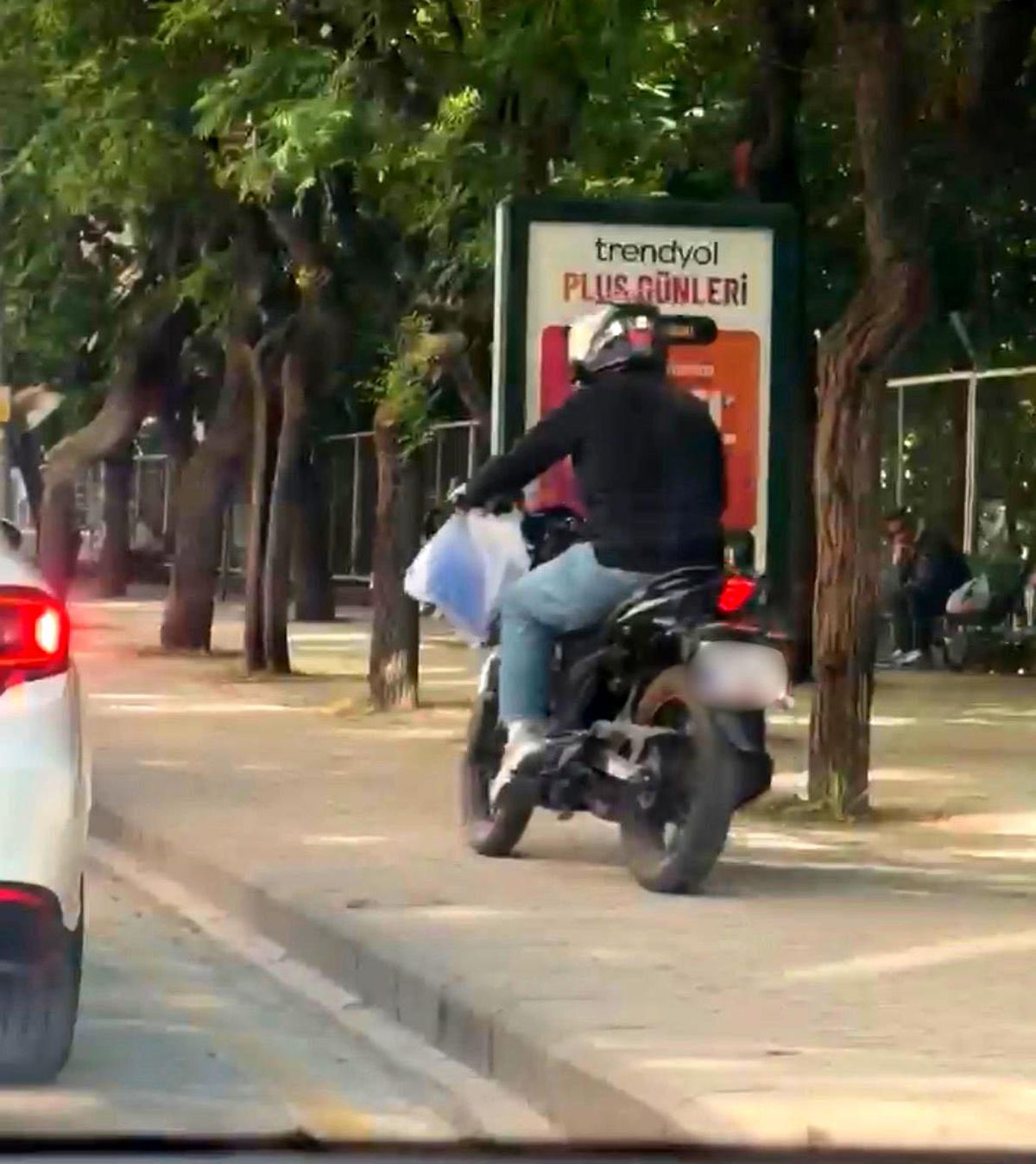 Motosiklet Sürücüsü Kaldırıma Çıktı