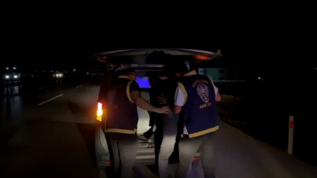Ünvanını söyleyip AVM denetlemeye kalktı, polis fena paketledi