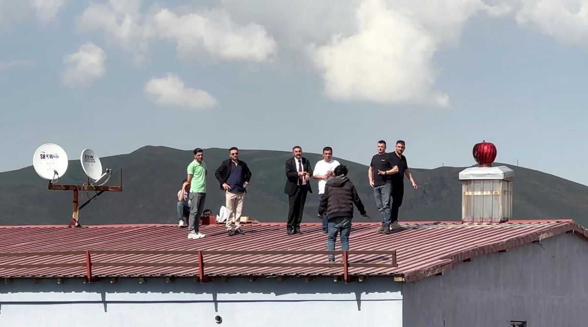 Yüksekova\'da çatıya çıkan genci, belediye başkanı ve polis ekipleri ikna etti