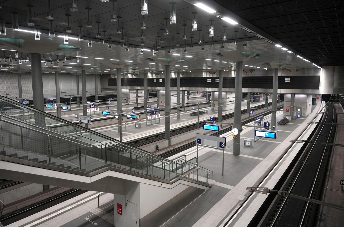 Almanya\'da Tren Seferleri Askıya Alındı