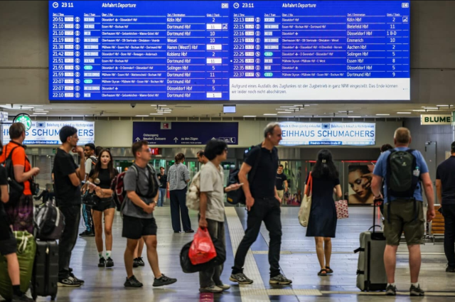 Almanya'da telsiz arızası nedeniyle ülke genelinde tren seferleri durduruldu