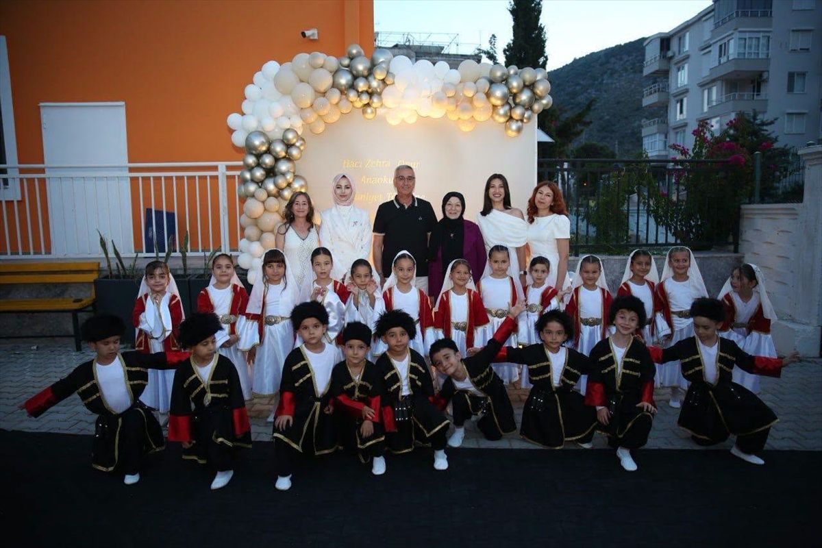 Finike\'de Anaokulu Mezuniyet Töreni