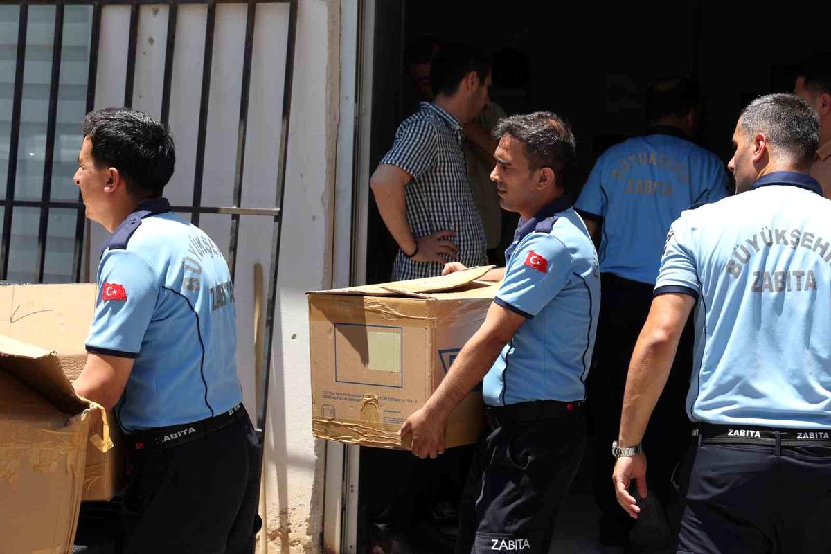 Antalya\'da zabıta 4 bin 322 sahte parfüme el koydu