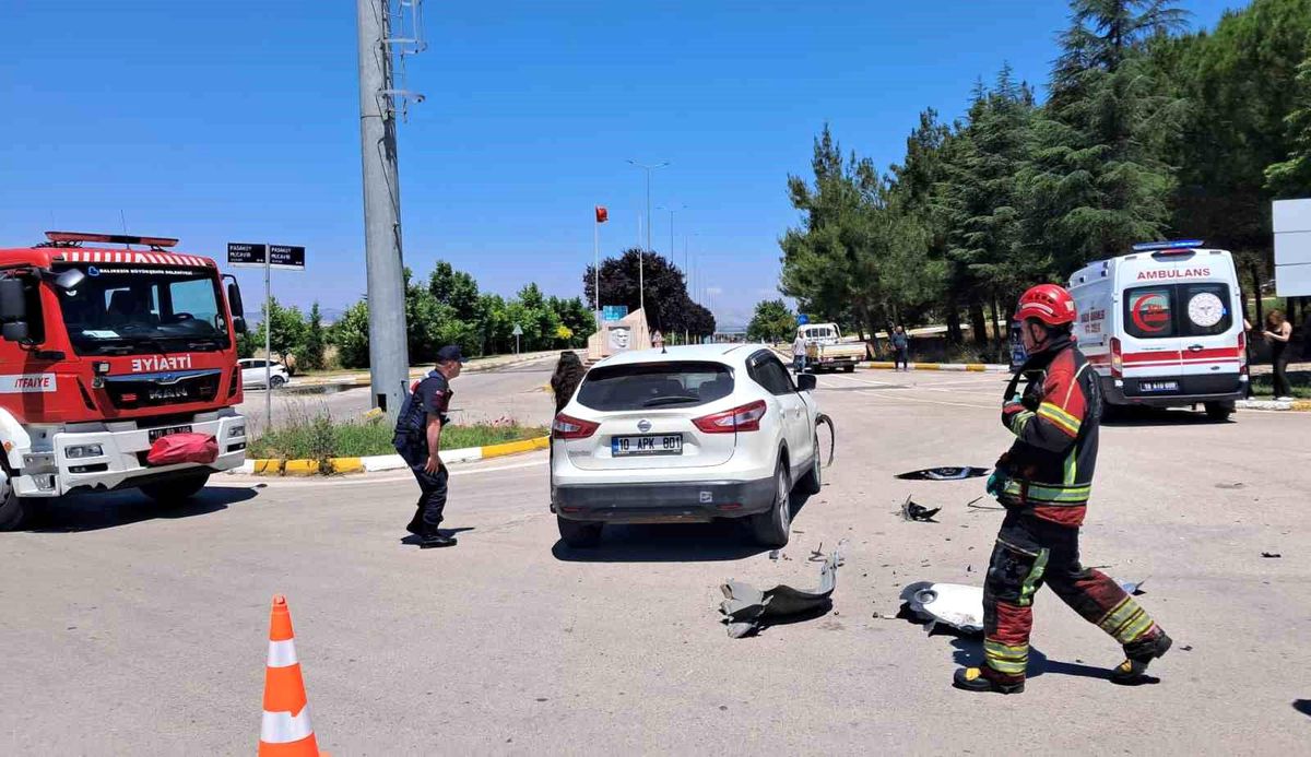 Balıkesir\'de Araç Kazası: 2 Öğrenci Yaralandı