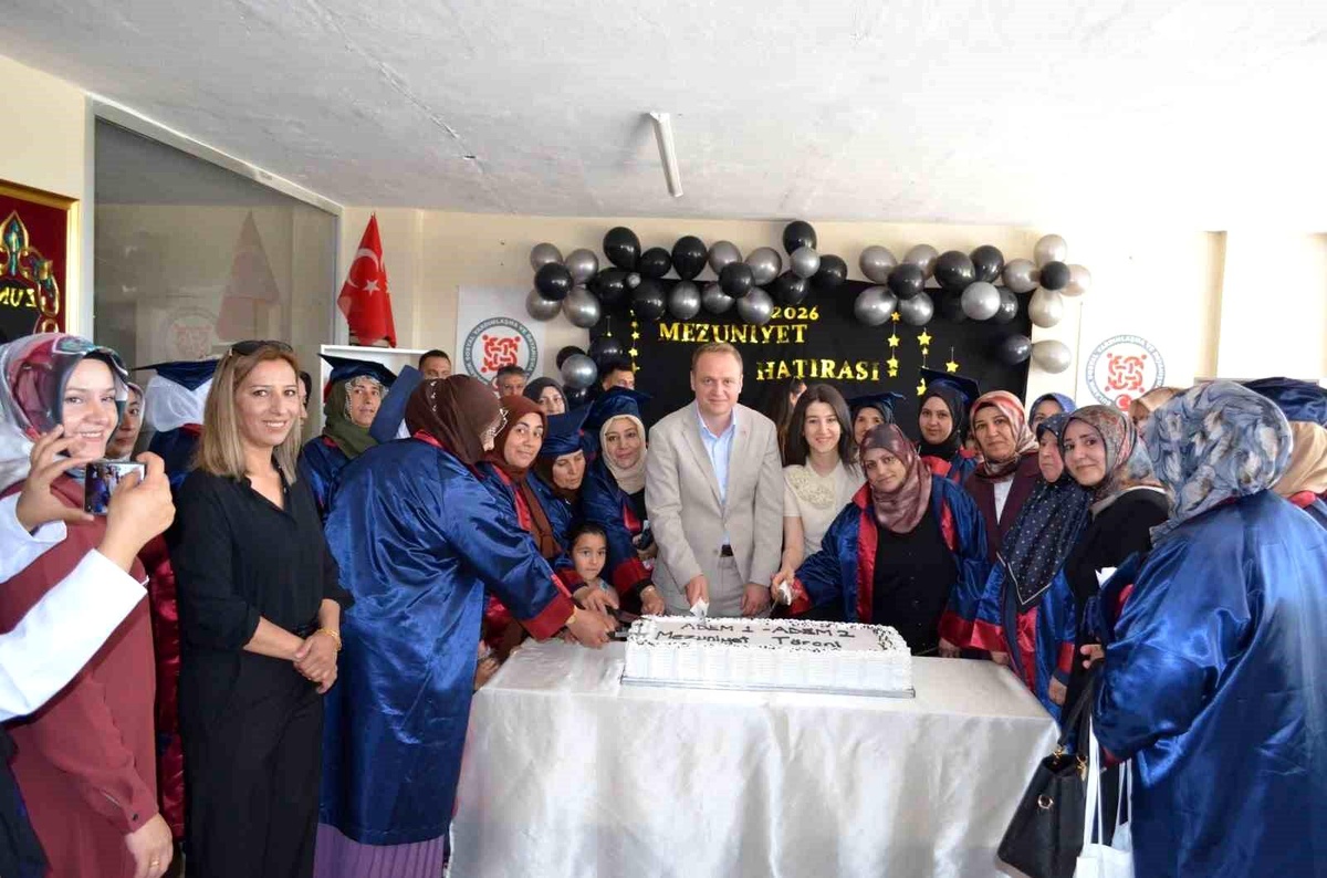 Bulanık\'ta 50 Kadın Okuma Yazma Kursunu Tamamladı