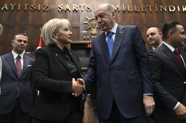 CHP'den istifa eden İstanbul Milletvekili Nimet Özdemir, AK Parti'ye katıldı.